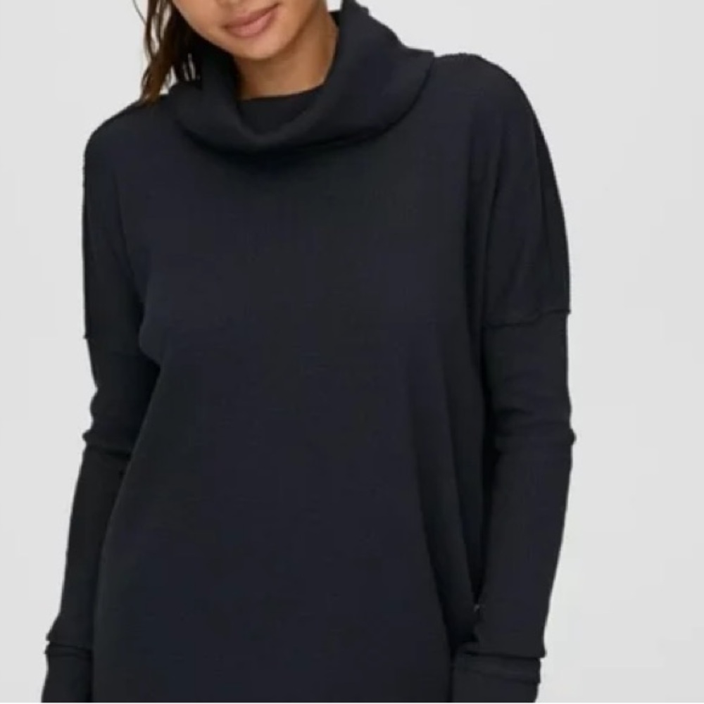 LIKE NEW Aritzia TNA Cropped Turtleneck - Picture 2 of 4